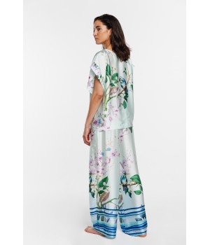 Detalle del tejido de viscosa con estampado azul